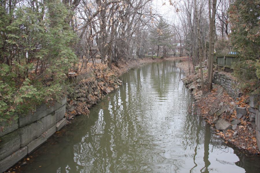 Le ruisseau Bouchard entre les maisons